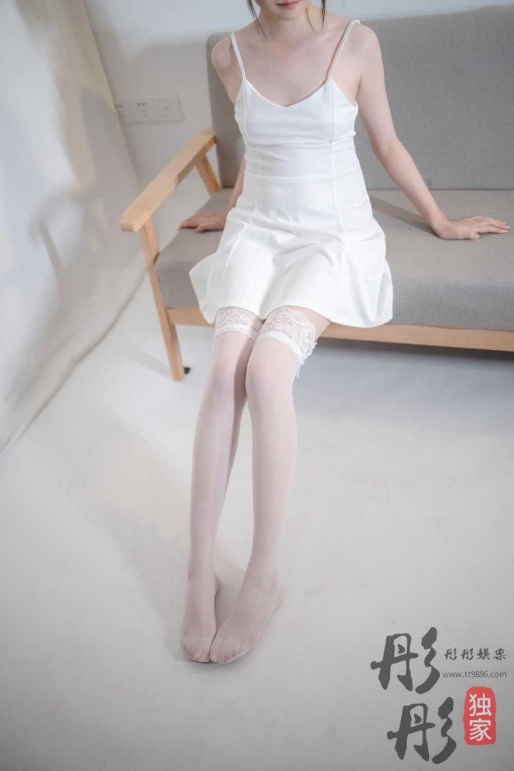 森萝财团 - JKFUN-044 Aika 白色吊带裙 [34P+1V/2.26G]（1）